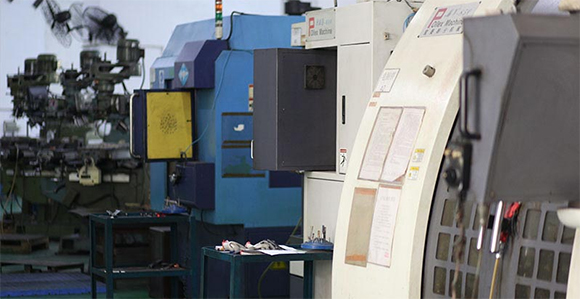 塑膠模具應(yīng)用于新能源汽車領(lǐng)域？塑膠模具有哪些特點(diǎn)？